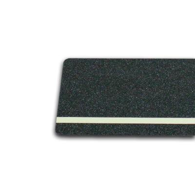 Bande antidérapante multifonction m2™ noire avec rayure photoluminescente Bande de 150 x 610mm 