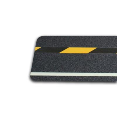 Bande antidérapante multifonction m2™ noire avec une rayure jaune et noire et une photoluminescente Bande de 150 x 610mm 