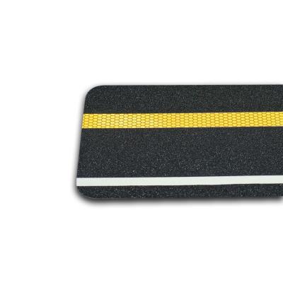 Bande antidérapante multifonction m2™ noire avec une rayure jaune réfléchissante et une photoluminescente Bande de 150 x 610m 