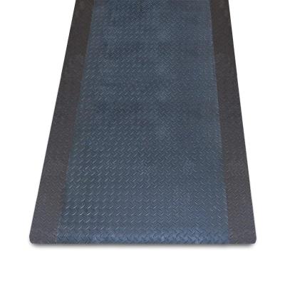Tapis anti fatigue antidérapant m2™ en PVC noir motif tôle larmée avec rebord noir 