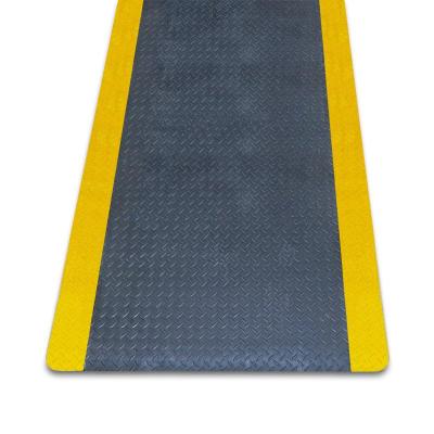 Tapis anti fatigue antidérapant m2™ en PVC noir motif tôle larmée avec rebord jaune 