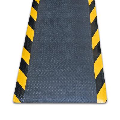 Tapis anti fatigue antidérapant m2™ en PVC noir motif tôle larmée avec rebord noir/jaune 