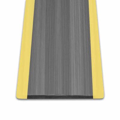 Tapis anti fatigue m2™ strié noir avec bord jaune 
