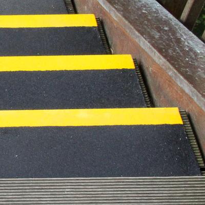 Profilé d'escaliers antidérapant avec nez en fibre de verre (PRV) grain moyen 