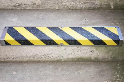 Profilé d'escaliers antidérapant d'avertissement avec nez en aluminium 