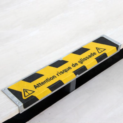 Profilé d'escaliers antidérapant d'avertissement avec nez en aluminium avec texte 