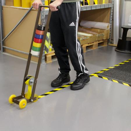 Appareil de marquage au sol pour bandes de marquage au sol en PVC sans film de protection 