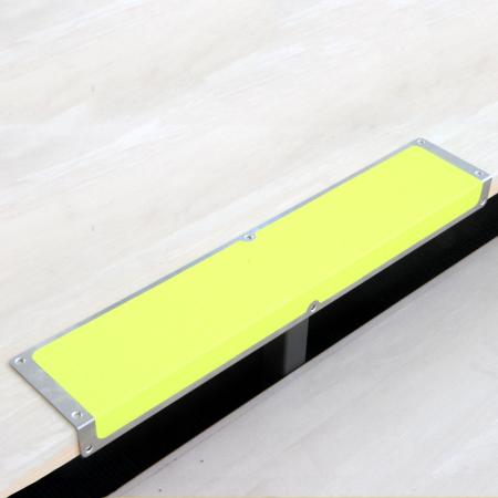 Profilé d'escaliers antidérapant avec nez en aluminium m2™ jaune signalisation 