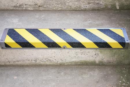 Profilé d'escaliers antidérapant d'avertissement avec nez en aluminium 