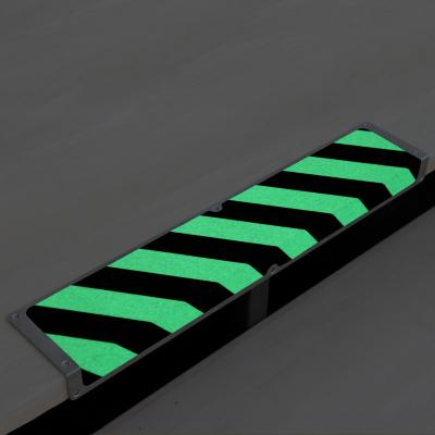 Profilé d'escaliers en aluminium photoluminescent rayé 